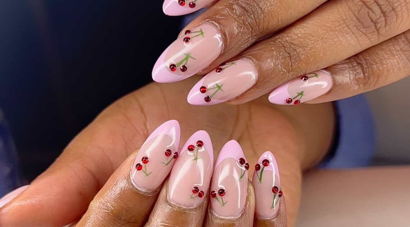 Manucure artistique avec cerises au salon Louxycure à Montréal, Québec, CA.