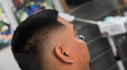 Corte moderno en MCKY BARBER STUDIO, Cancún, Quintana Roo, MX. Estilo definido y fresco.