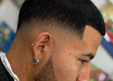 Corte degradado preciso en Mcky Barber Studio, Cancún, Quintana Roo, MX.