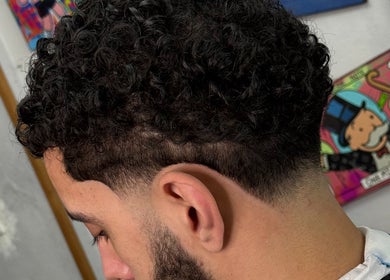 Corte de cabello rizado en Mcky Barber Studio, Cancún, Quintana Roo, MX. Estilo moderno y cuidado.