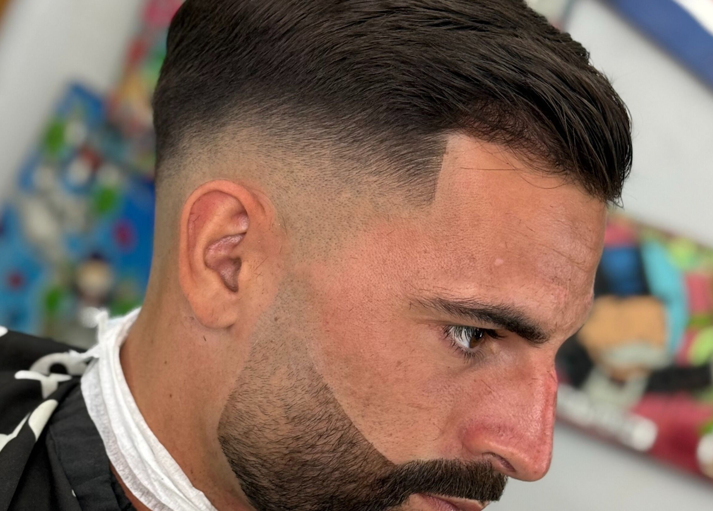 Corte de cabello moderno en Mcky Barber Studio, Cancún, Quintana Roo, MX. Estética innovadora