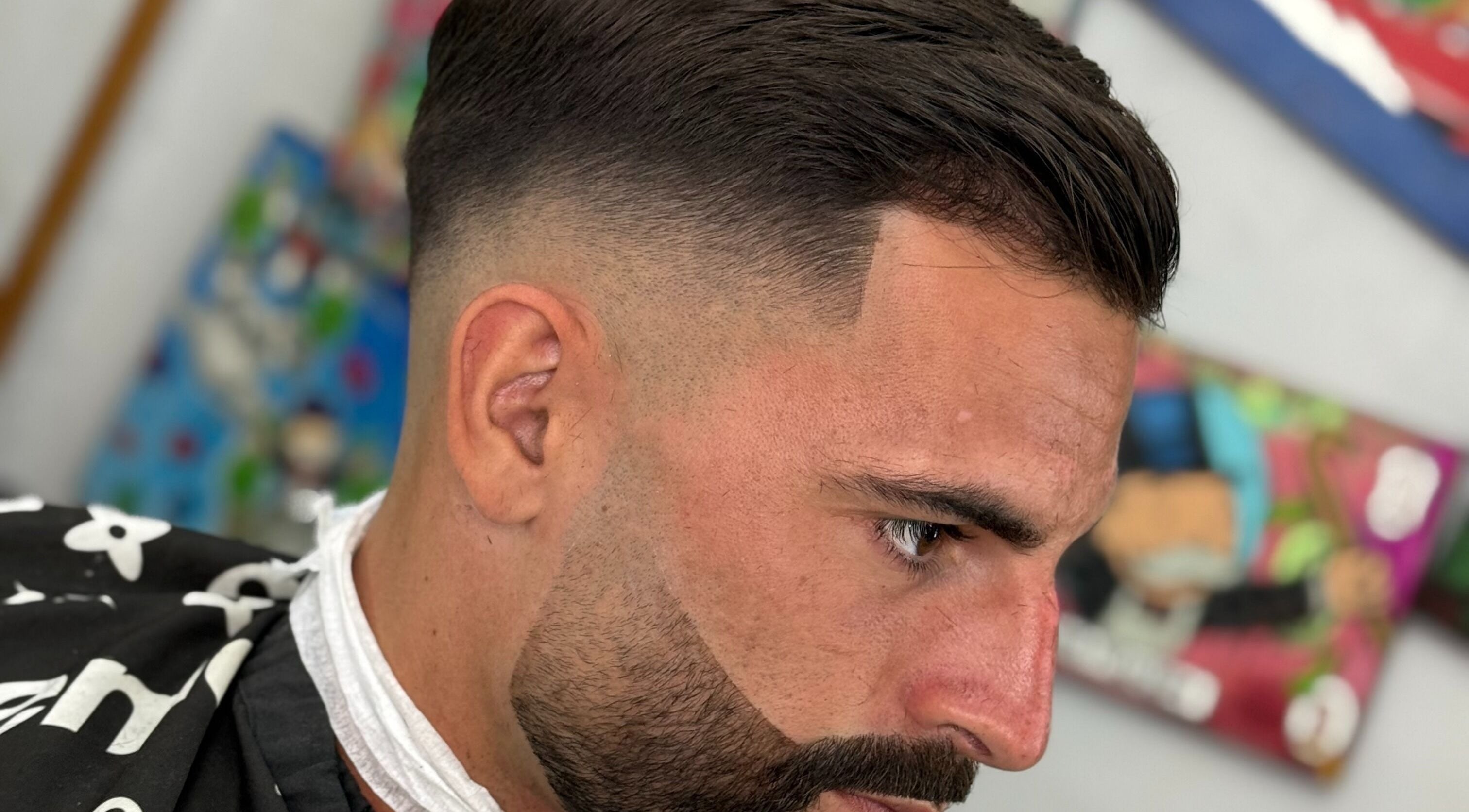Corte de cabello moderno en Mcky Barber Studio, Cancún, Quintana Roo, MX. Estética innovadora
