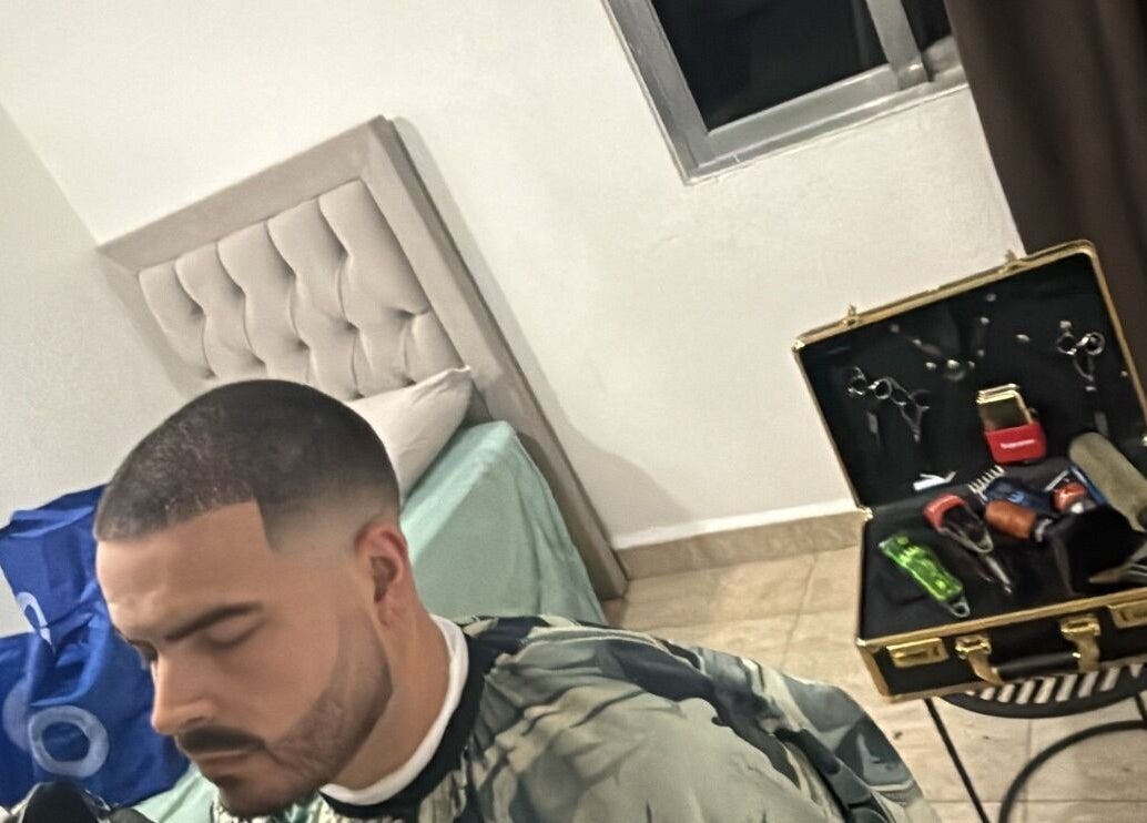 Cliente con corte elegante en Mcky Barber Studio, Cancún, Quintana Roo, MX.