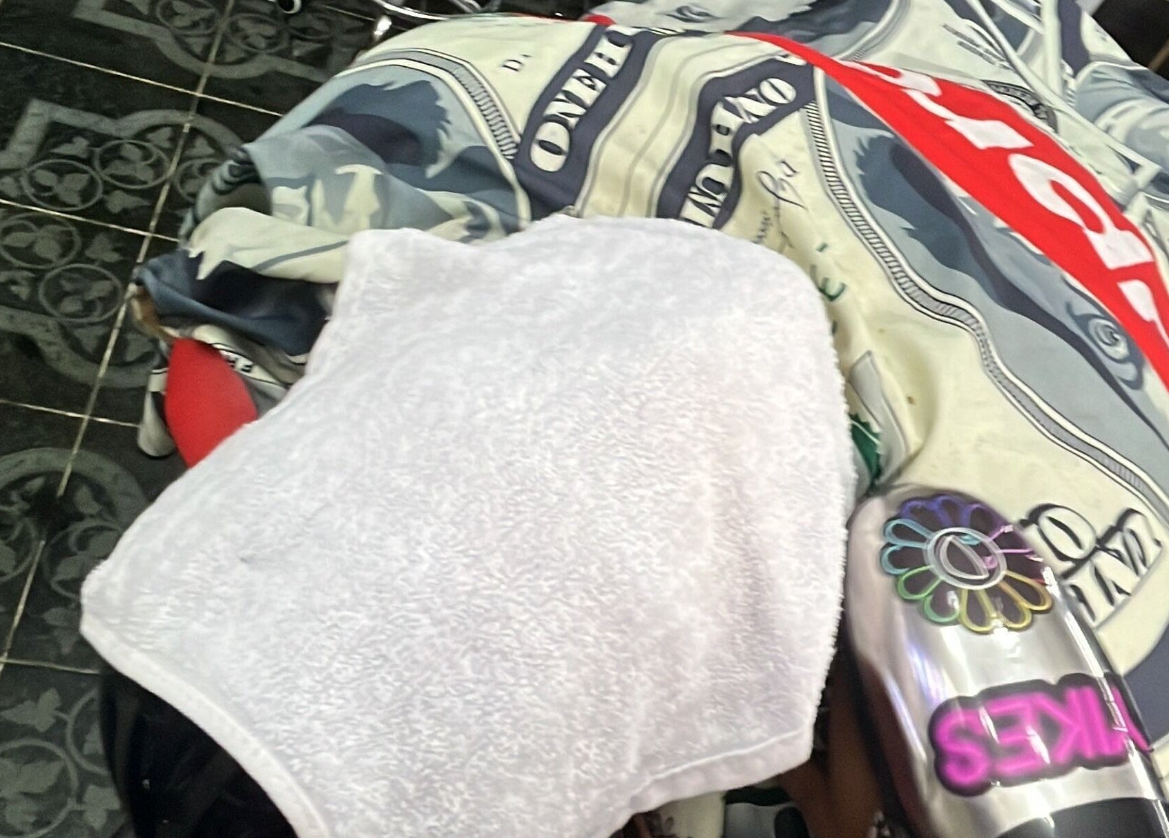 Experiencia de corte en Mcky Barber Studio, Cancún, Quintana Roo, MX, con detalle de toalla y decoración.