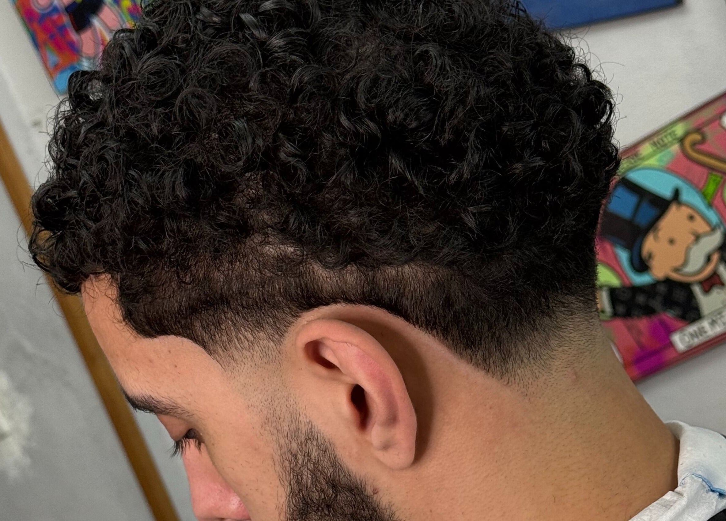 Corte de cabello rizado en Mcky Barber Studio, Cancún, Quintana Roo, MX.