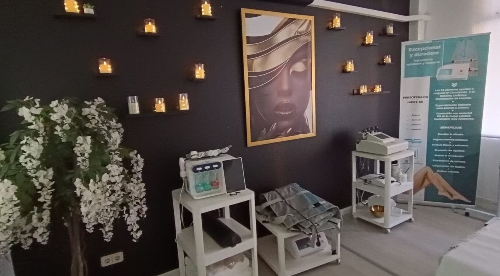 Sala de tratamiento en Skin & Glow, Ciempozuelos, Comunidad De Madrid, ES, con decoración y equipo de estética.