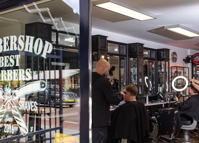 Interieur van Barbershop Best Barbers in Best, Noord-Brabant, NL met klanten en kappers in actie.