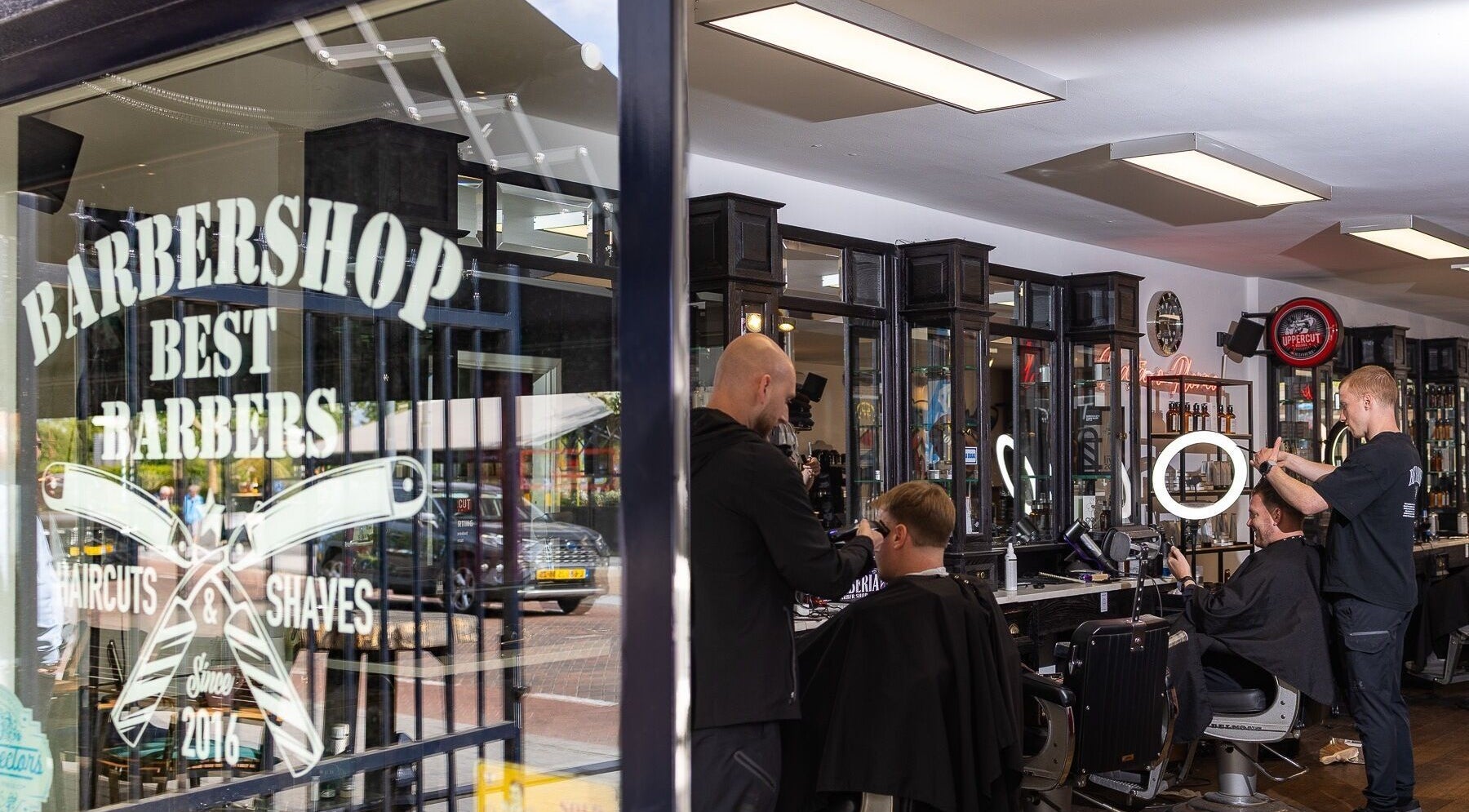 Interieur van Barbershop Best Barbers in Best, Noord-Brabant, NL met klanten en kappers in actie.