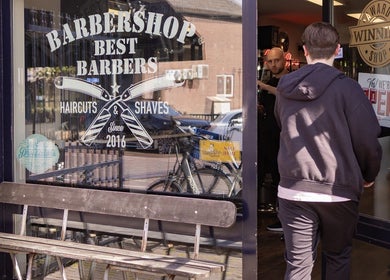 Entree van Barbershop Best Barbers in Best, Noord-Brabant, NL met een klant die binnenkomt.