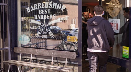Entree van Barbershop Best Barbers in Best, Noord-Brabant, NL met een klant die binnenkomt.