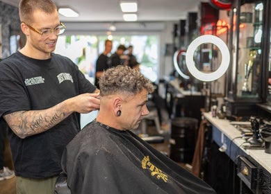 Kapster bij Barbershop Best Barbers (Best), Best, Noord-brabant, NL verzorgt trendy kapsel.