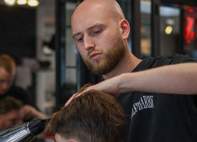 Kapper aan het werk bij Barbershop Best Barbers in Best, Noord-brabant, NL.
