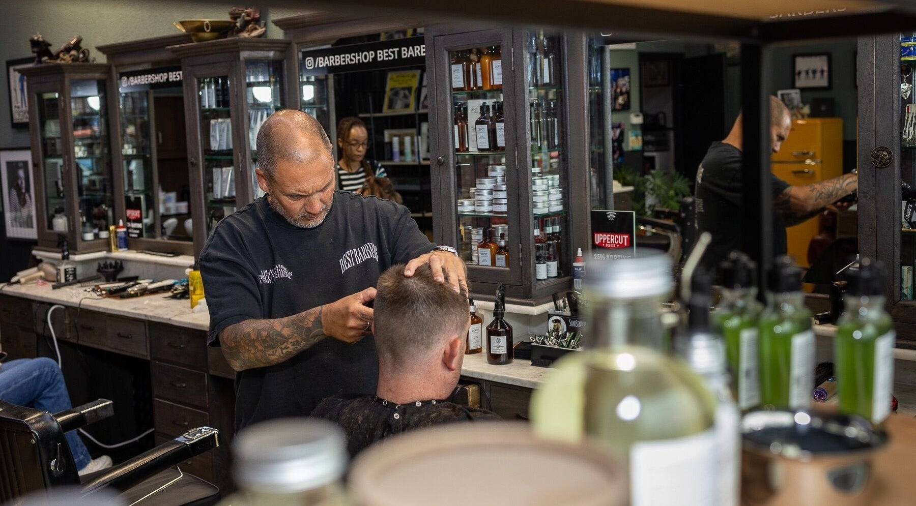 Vakkundige kapper aan het werk bij Barbershop Best Barbers in Oirschot, Noord-brabant, NL.