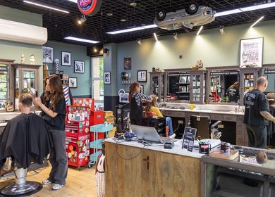 Interieur van Barbershop Best Barbers in Oirschot, Noord-brabant, NL met stijlvolle kappers aan het werk.