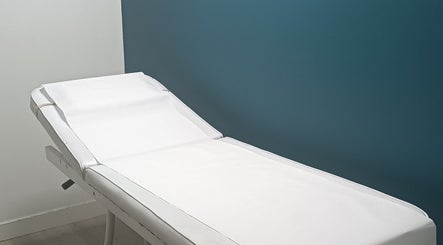 Table de soin blanche chez R De Beauté, Paris, Île-de-France, FR, offrant confort et élégance.