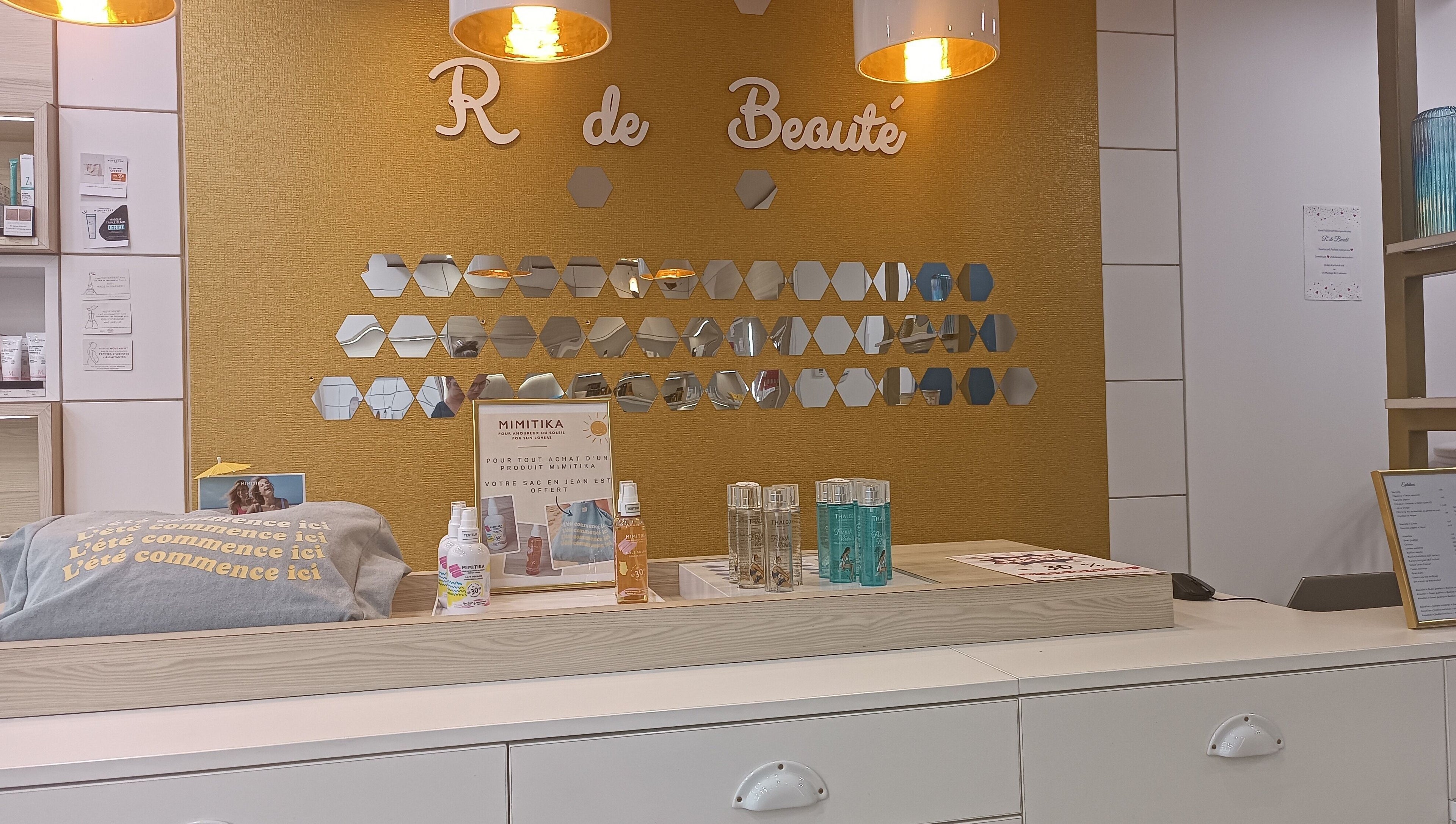 Accueil chic du R De Beauté à Paris, Île-de-france, FR avec décor moderne et produits de beauté.