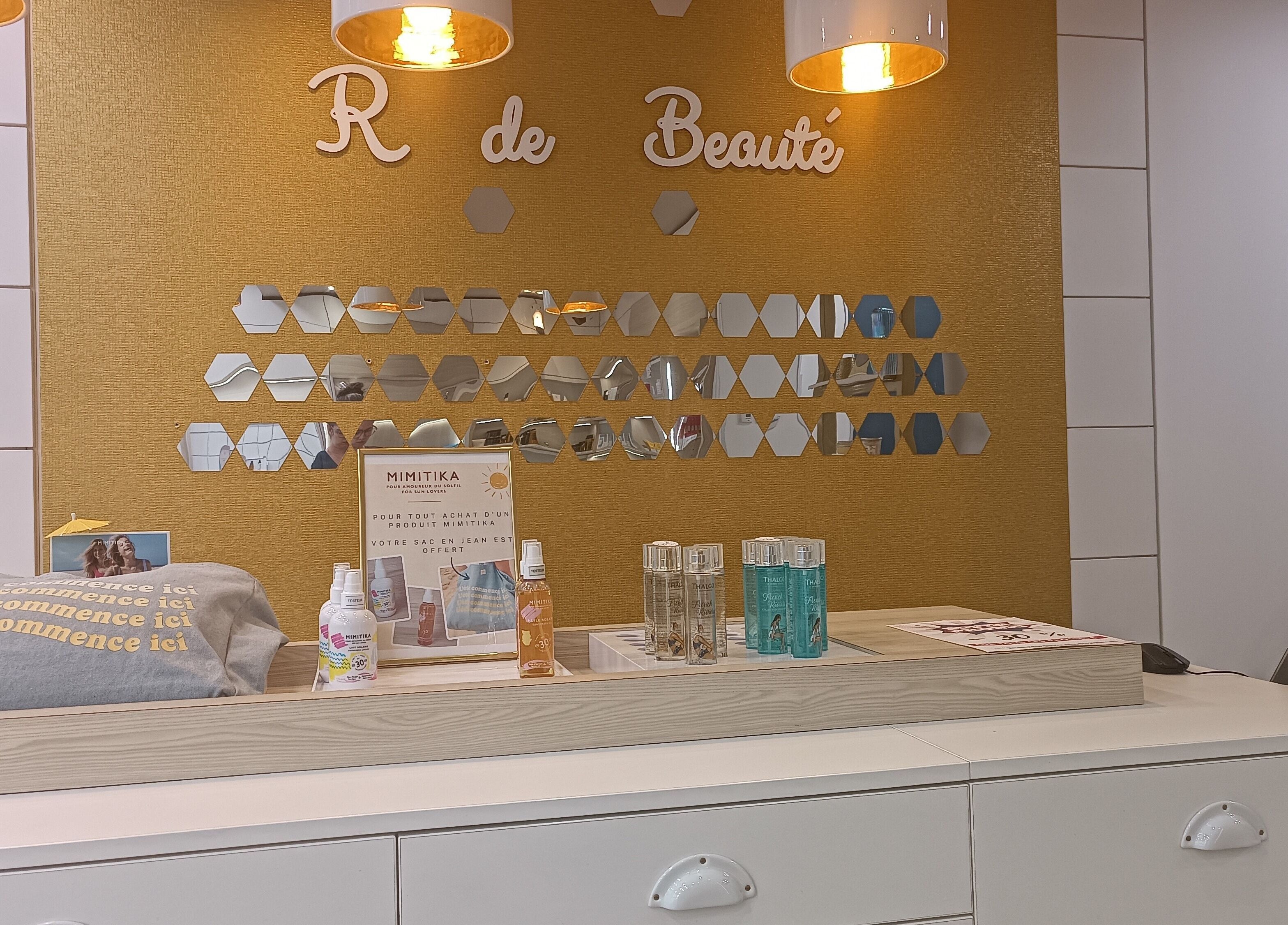 Accueil chic du R De Beauté à Paris, Île-de-france, FR avec décor moderne et produits de beauté.