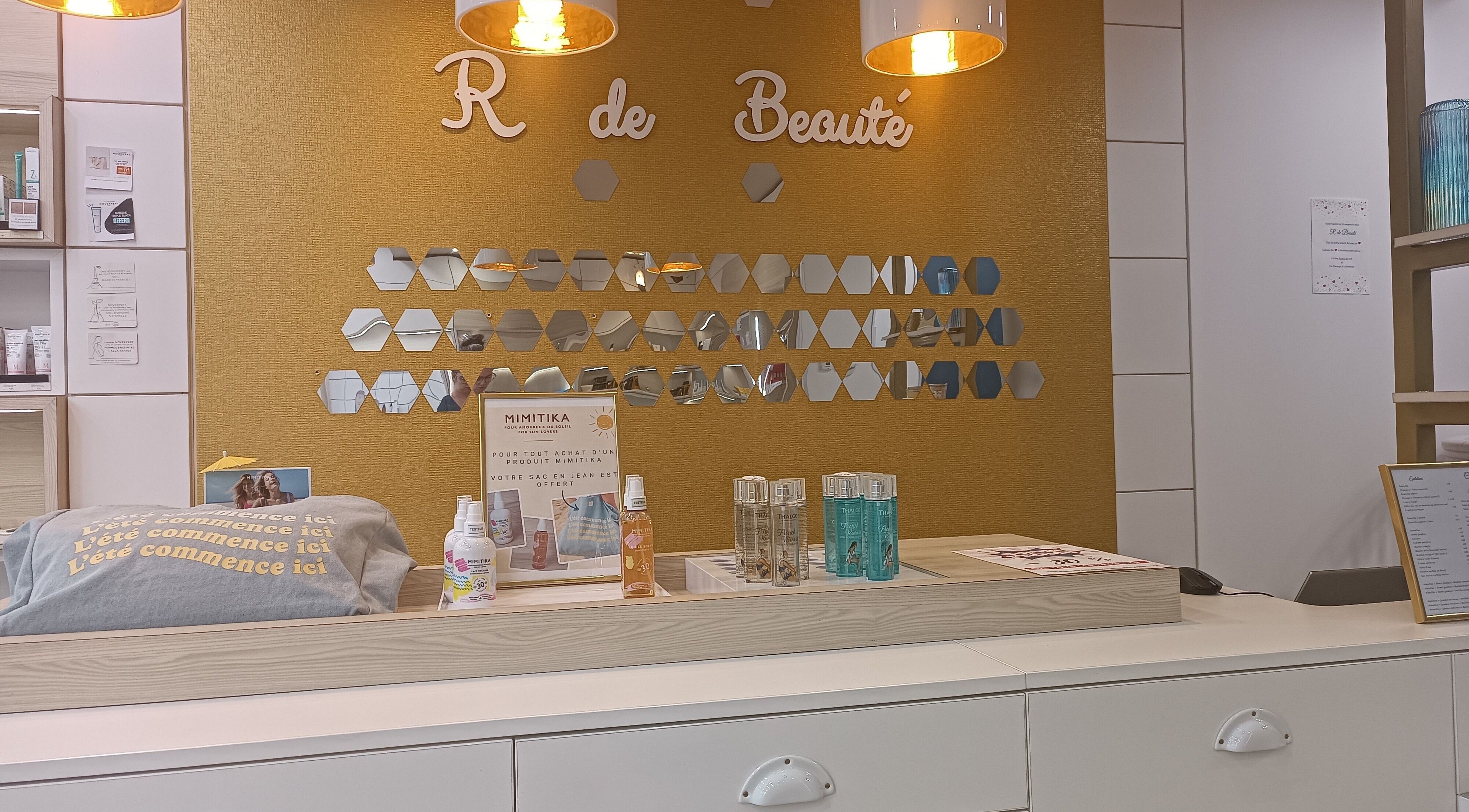 Accueil chic du R De Beauté à Paris, Île-de-france, FR avec décor moderne et produits de beauté.