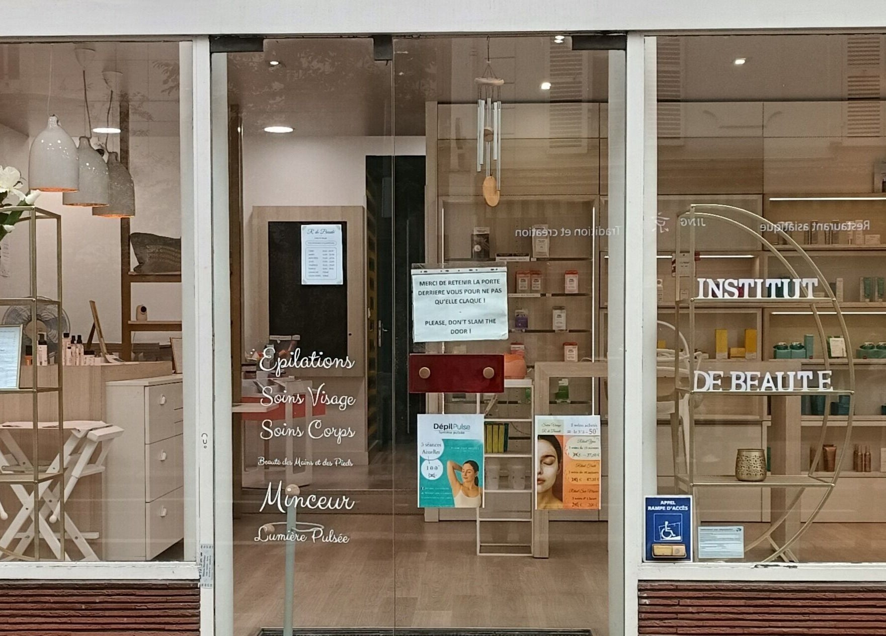 Façade de R De Beauté à Paris, Île-de-France, FR, mettant en valeur l'élégance moderne et les services de beauté.