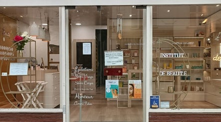 Façade de R De Beauté à Paris, Île-de-France, FR, mettant en valeur l'élégance moderne et les services de beauté.