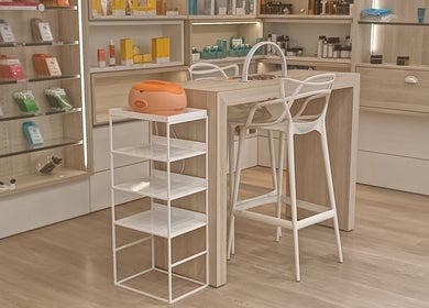 Intérieur élégant de R De Beauté à Paris, Île-de-France, FR, avec étagères de produits de beauté modernes.