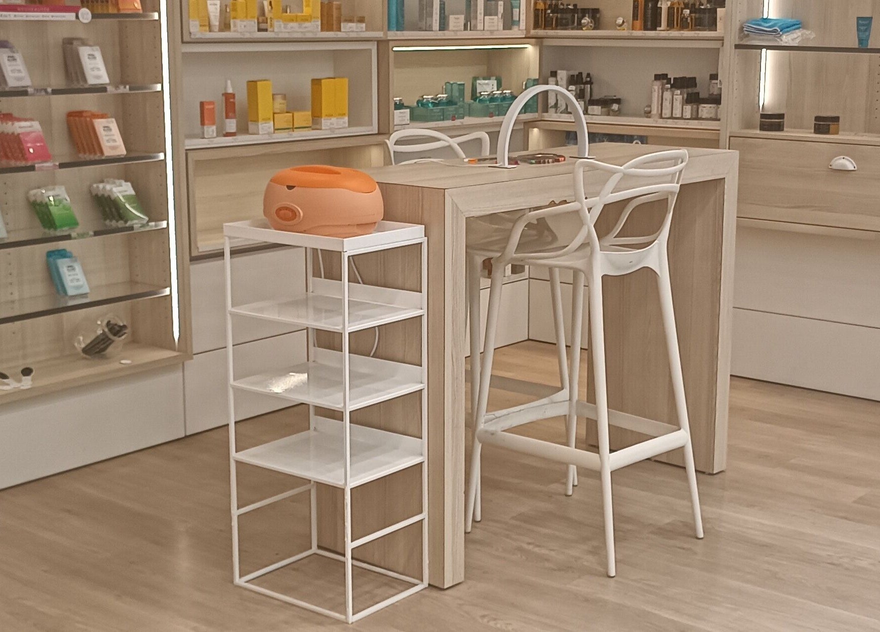 Intérieur élégant de R De Beauté à Paris, Île-de-France, FR, avec étagères de produits de beauté modernes.