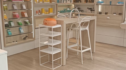 Intérieur élégant de R De Beauté à Paris, Île-de-France, FR, avec étagères de produits de beauté modernes.