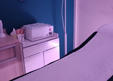 Espace bien-être à R De Beauté, Paris, Île-de-France, avec équipement de spa professionnel.