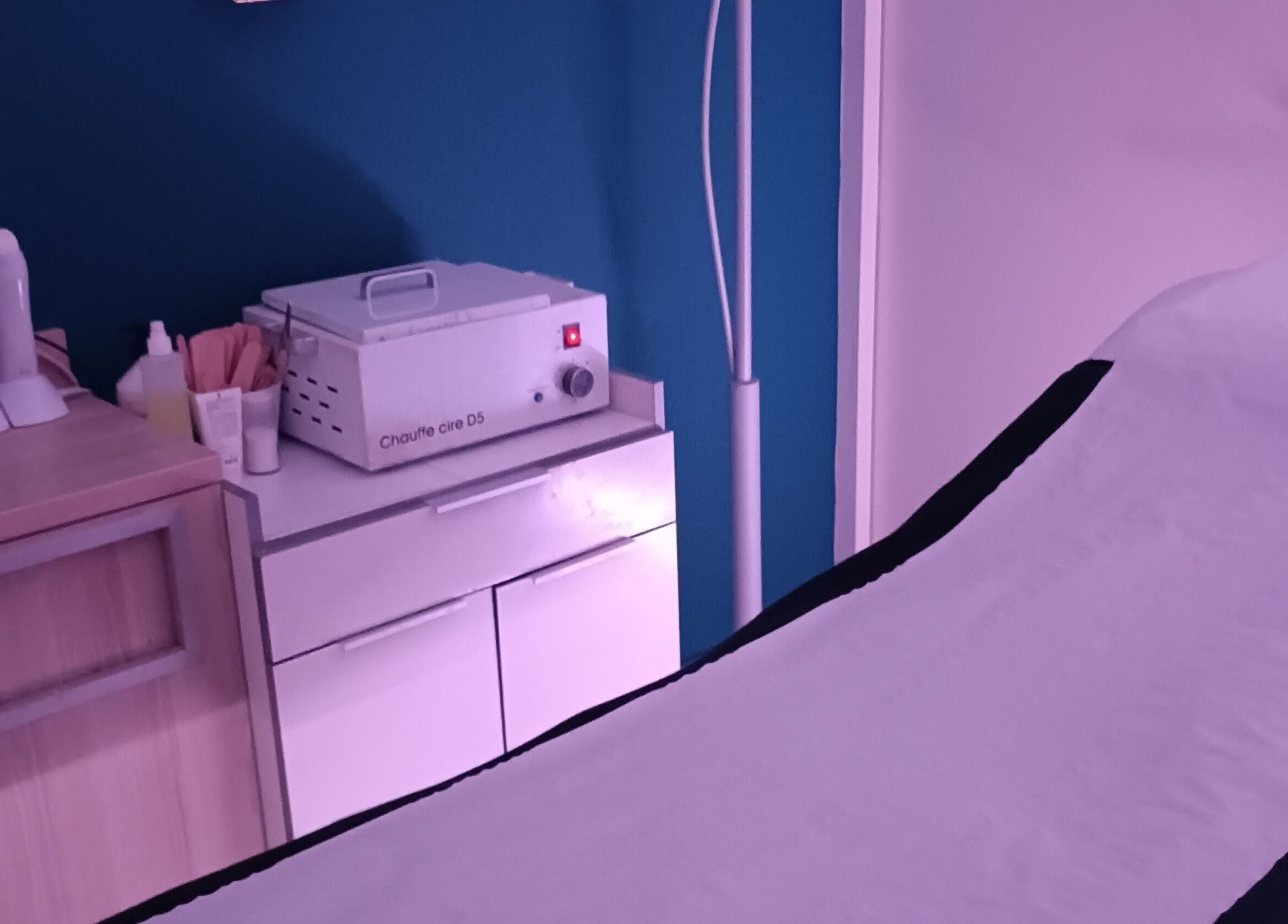 Espace bien-être à R De Beauté, Paris, Île-de-France, avec équipement de spa professionnel.