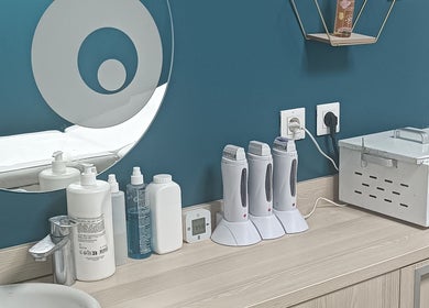 Coin esthétique chez R De Beauté, Paris, Île-de-France. Équipements modernes pour soins de beauté.