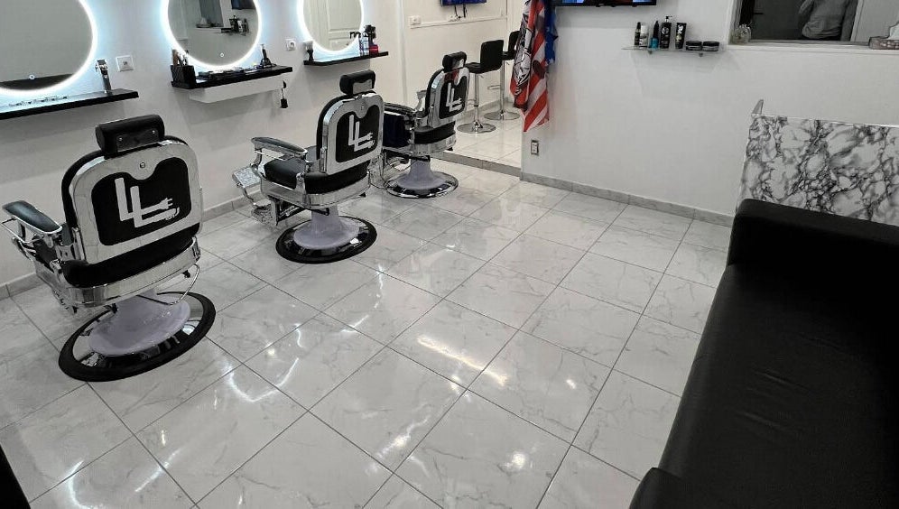 Intérieur moderne de salon Le Labo à Dijon, Bourgogne-franche-comté, FR avec fauteuils de barbier élégants.