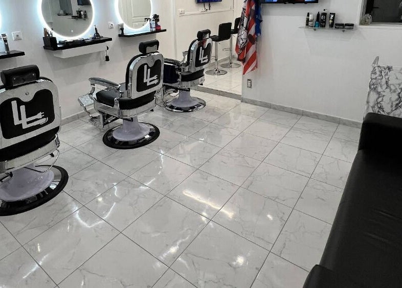 Intérieur moderne de salon Le Labo à Dijon, Bourgogne-franche-comté, FR avec fauteuils de barbier élégants.