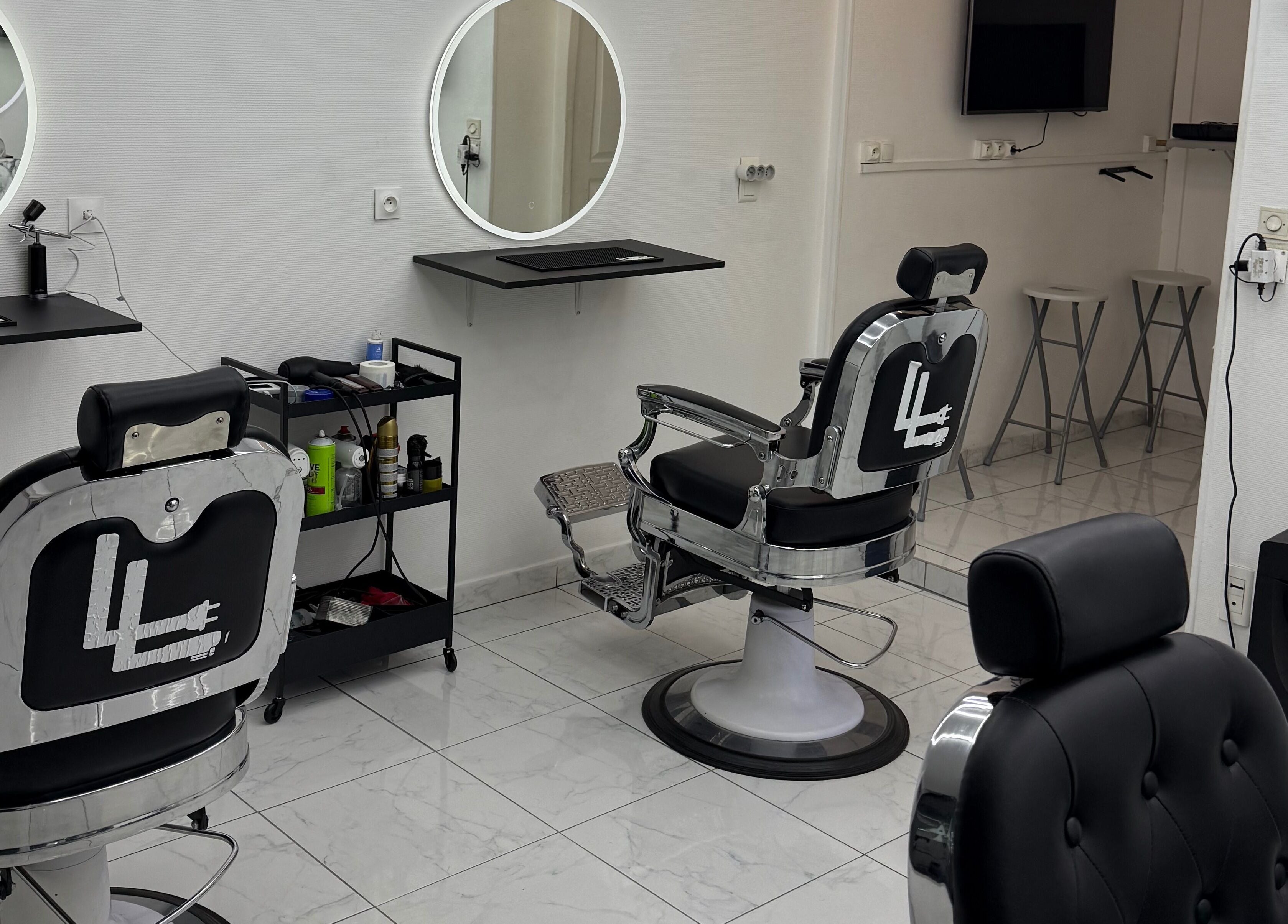 Chaises de coiffeur modernes au salon Le Labo à Dijon, Bourgogne-franche-comté, FR.