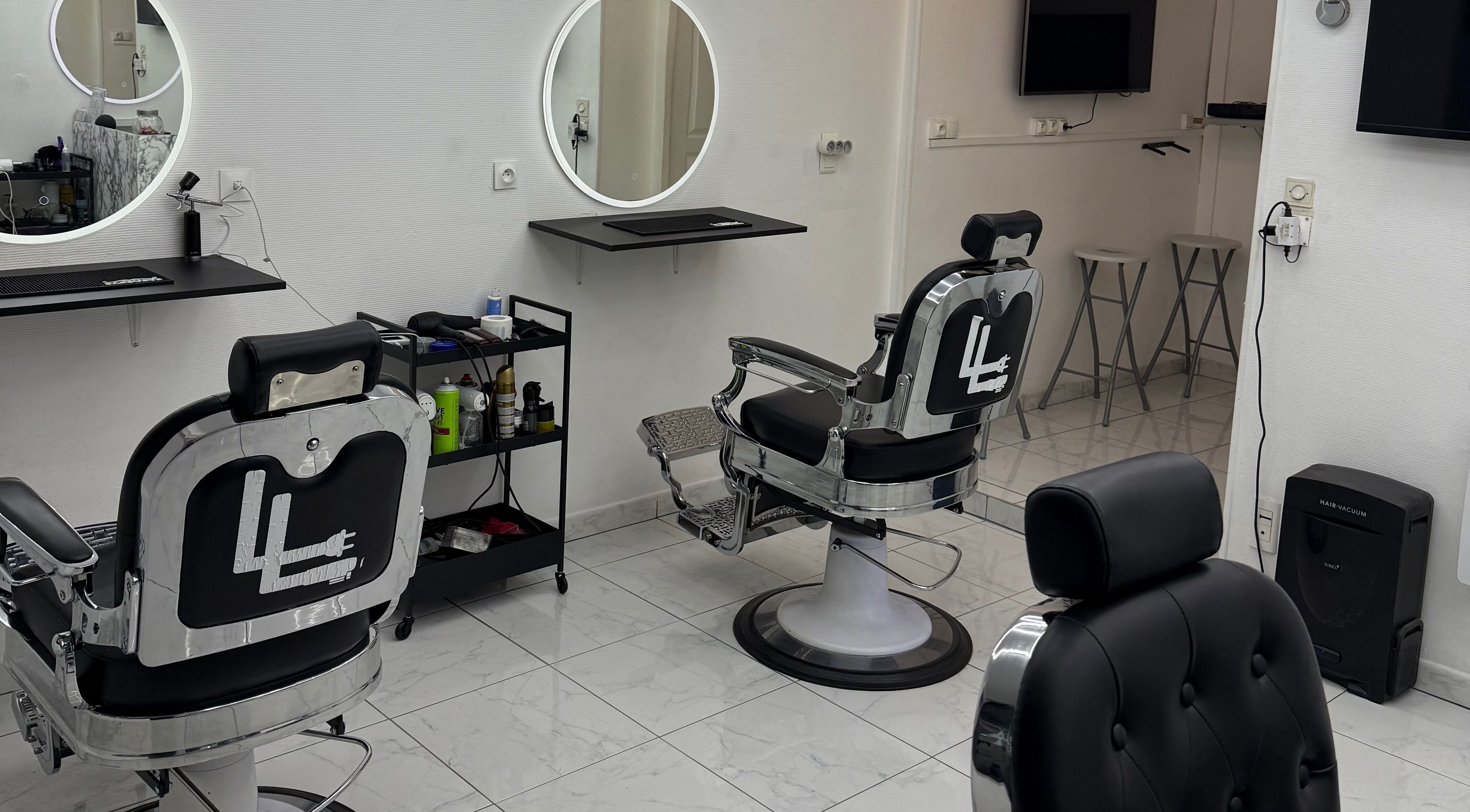 Chaises de coiffeur modernes au salon Le Labo à Dijon, Bourgogne-franche-comté, FR.