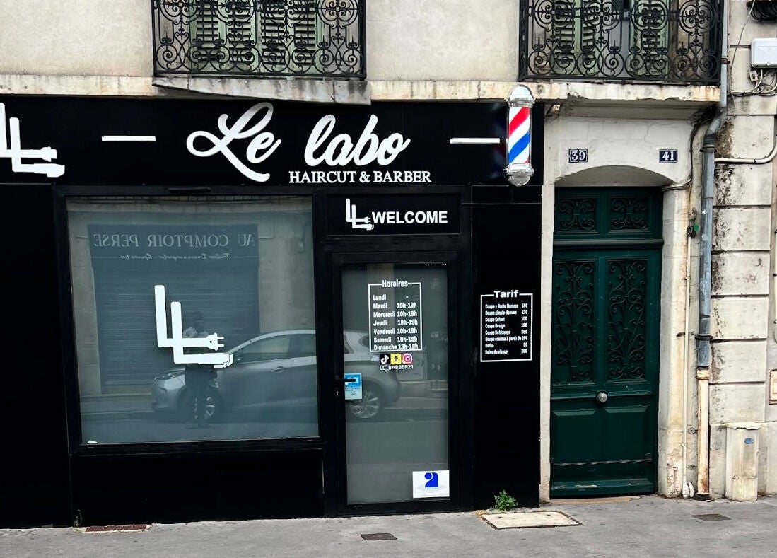Entrée de Le Labo, salon à Dijon, Bourgogne-franche-comté, FR, avec panneau et décor extérieur.