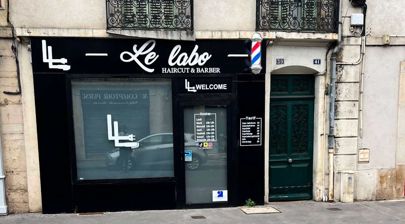 Entrée de Le Labo, salon à Dijon, Bourgogne-franche-comté, FR, avec panneau et décor extérieur.