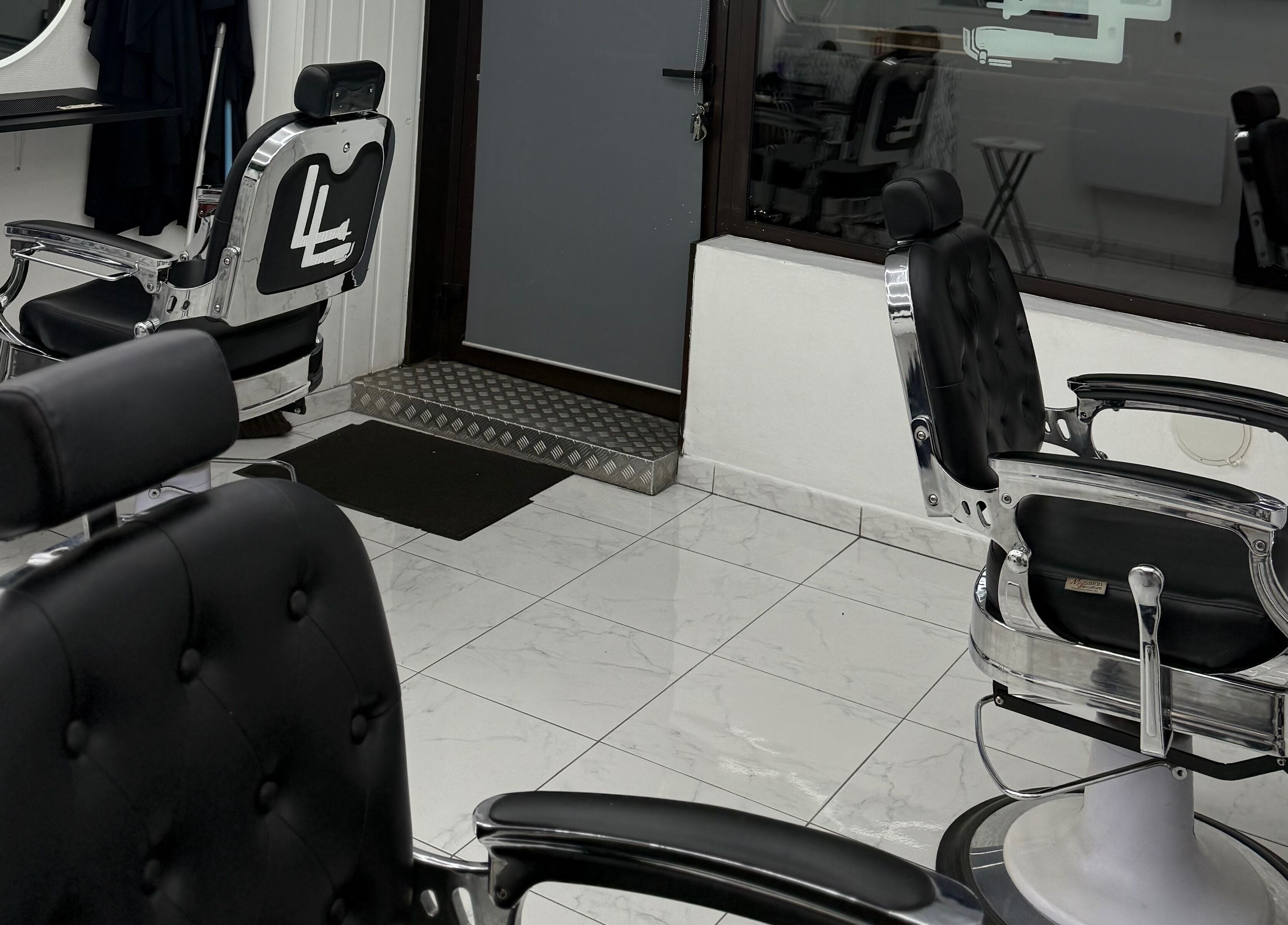 Chaises de barbier modernes chez Le Labo, Dijon, Bourgogne-franche-comté, FR, reflétant luxe et confort.