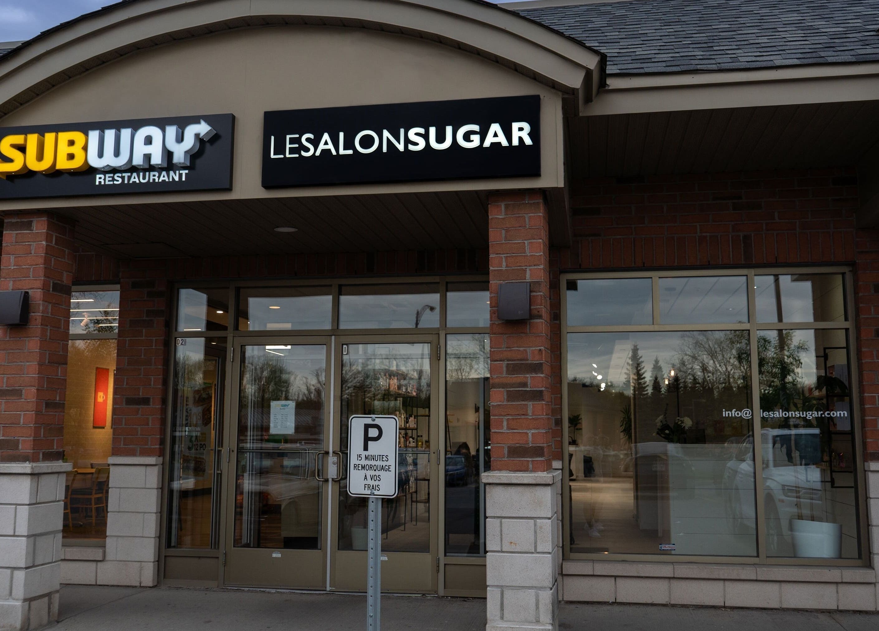 Front view of Le Salon Sugar (Rosemère) in Rosemère, Québec, CA, showcasing modern exterior design.