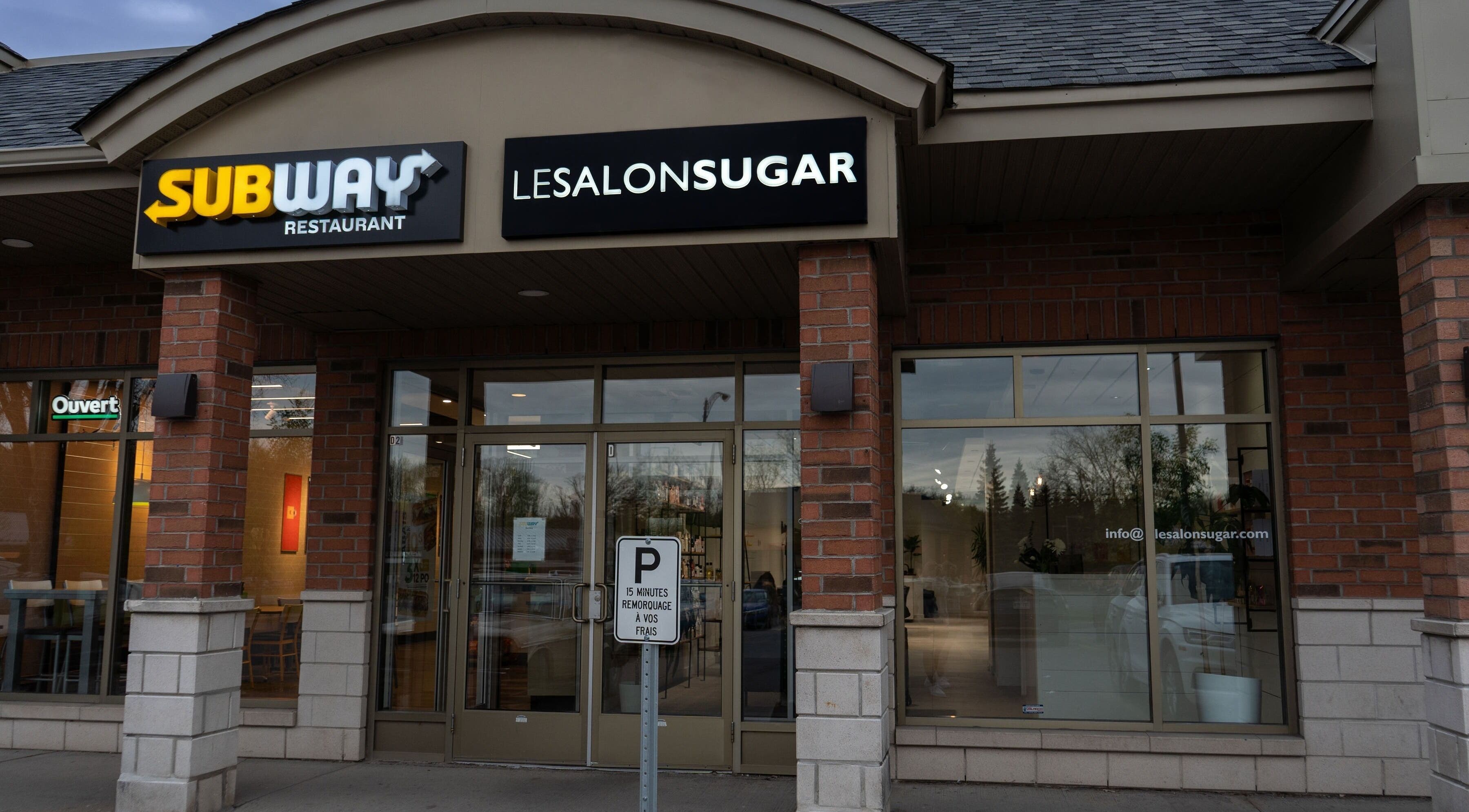 Front view of Le Salon Sugar (Rosemère) in Rosemère, Québec, CA, showcasing modern exterior design.