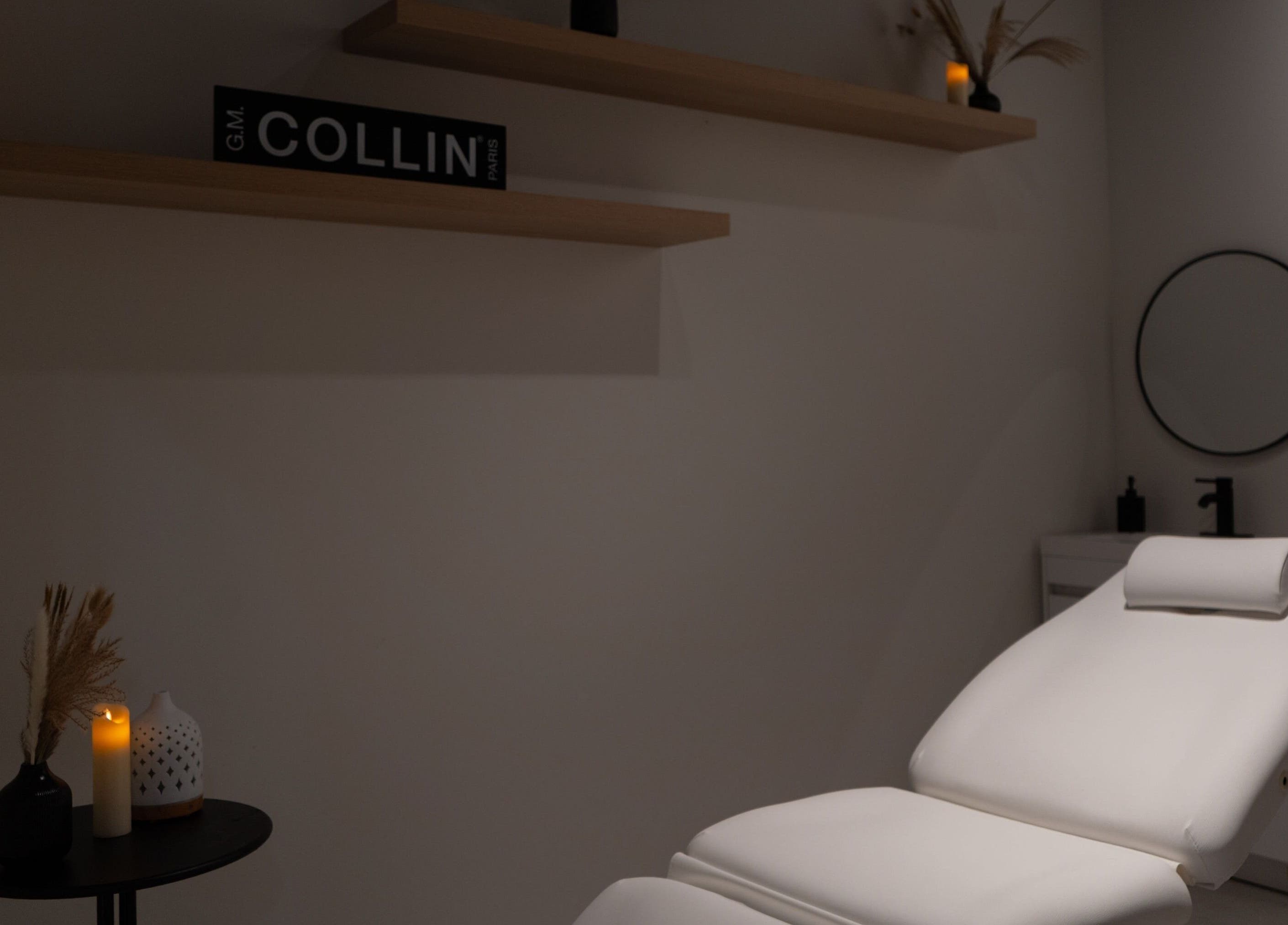 Relaxing treatment room at Le Salon Sugar (Rosemère) in Rosemère, Québec, CA with calming decor and ambient lighting.