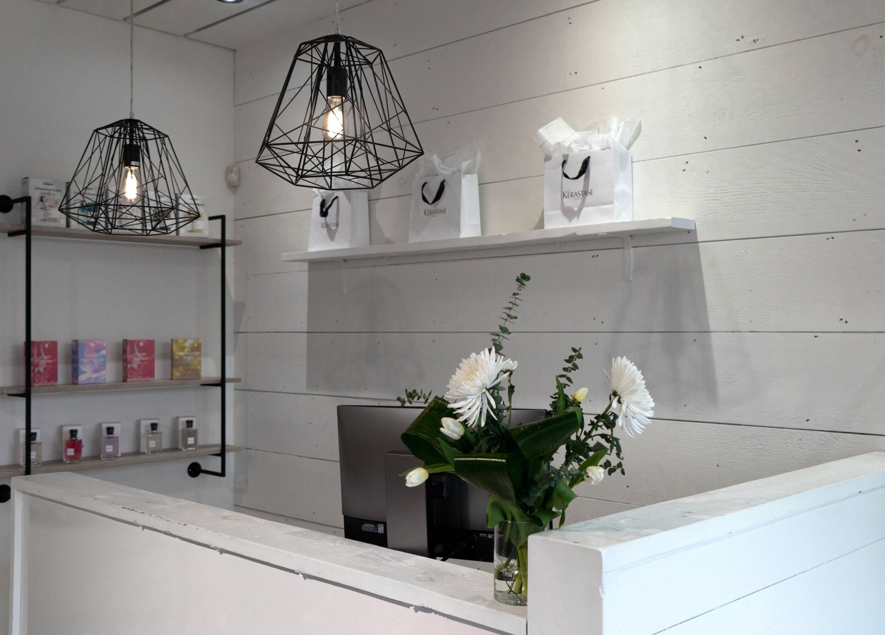Elegant reception desk at Le Salon Sugar (Rosemère) with floral decor, Rosemère, Québec, CA.