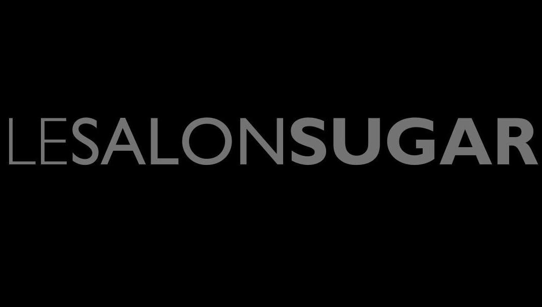 Logo élégant de Le Salon Sugar à Laval, Québec, CA sur fond noir.