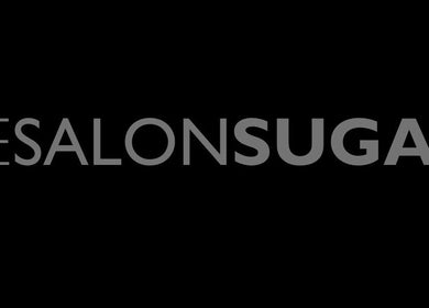 Logo élégant de Le Salon Sugar à Laval, Québec, CA sur fond noir.