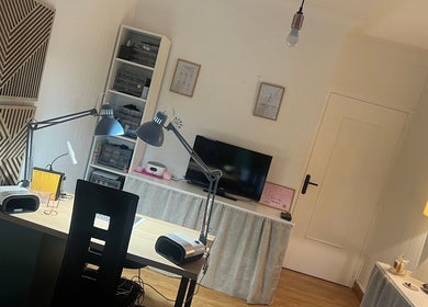 Intérieur moderne chez Léone à Naintré, Nouvelle-Aquitaine, FR avec bureau élégant et déco raffinée.
