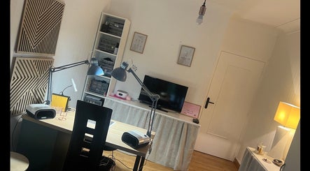 Intérieur moderne chez Léone à Naintré, Nouvelle-Aquitaine, FR avec bureau élégant et déco raffinée.