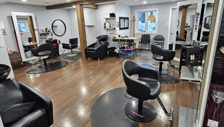 Intérieur du salon moderne chez Mégan Ouellet, Rimouski, Québec, CA, avec sièges et miroirs élégants.