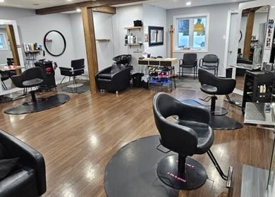 Intérieur du salon moderne chez Mégan Ouellet, Rimouski, Québec, CA, avec sièges et miroirs élégants.