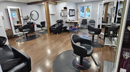 Intérieur du salon moderne chez Mégan Ouellet, Rimouski, Québec, CA, avec sièges et miroirs élégants.