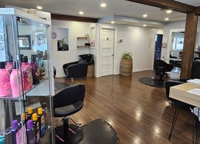 Intérieur moderne du salon Mégan Ouellet à Rimouski, Québec, CA, avec fauteuils et produits de beauté.