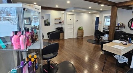 Intérieur moderne du salon Mégan Ouellet à Rimouski, Québec, CA, avec fauteuils et produits de beauté.